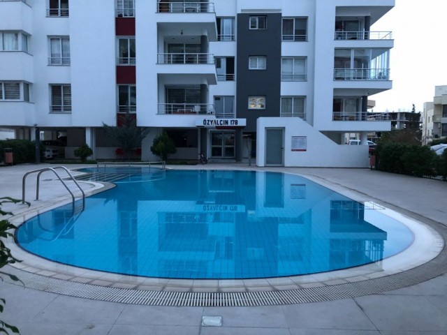 girne merkezde Özyalcın 360 sitesinde geniş teraslı deniz manzaralı satılık 3+1 penthouse