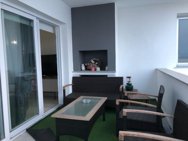 girne merkezde Özyalcın 360 sitesinde geniş teraslı deniz manzaralı satılık 3+1 penthouse