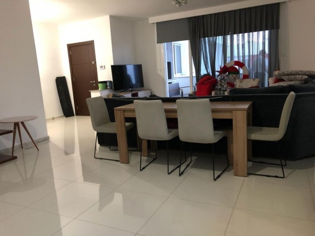 girne merkezde Özyalcın 360 sitesinde geniş teraslı deniz manzaralı satılık 3+1 penthouse