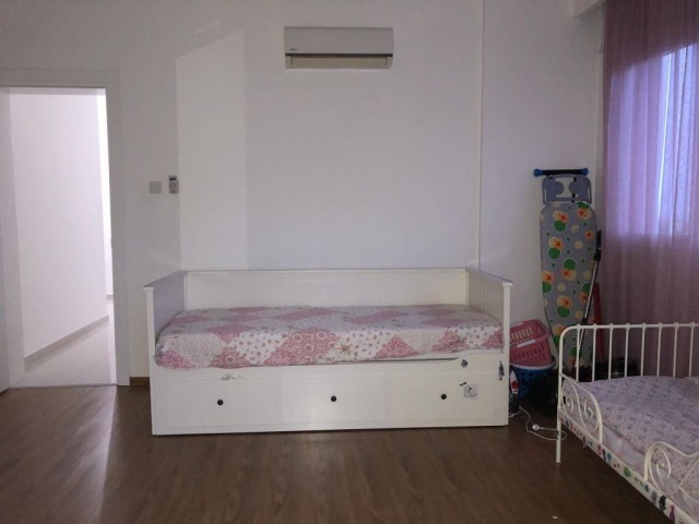 girne merkezde Özyalcın 360 sitesinde geniş teraslı deniz manzaralı satılık 3+1 penthouse