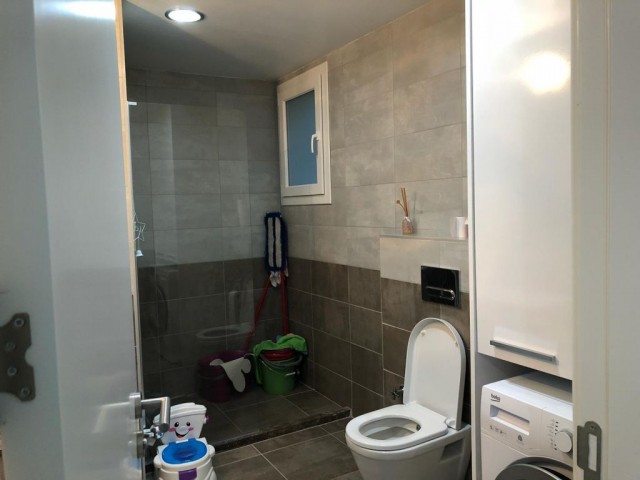 girne merkezde Özyalcın 360 sitesinde geniş teraslı deniz manzaralı satılık 3+1 penthouse