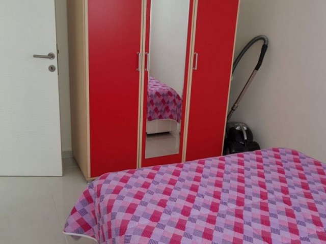 Girne merkezi lokasyonda  ana yola ve çarşıya yürüyüş mesafesinde kiralık 2+1 daire