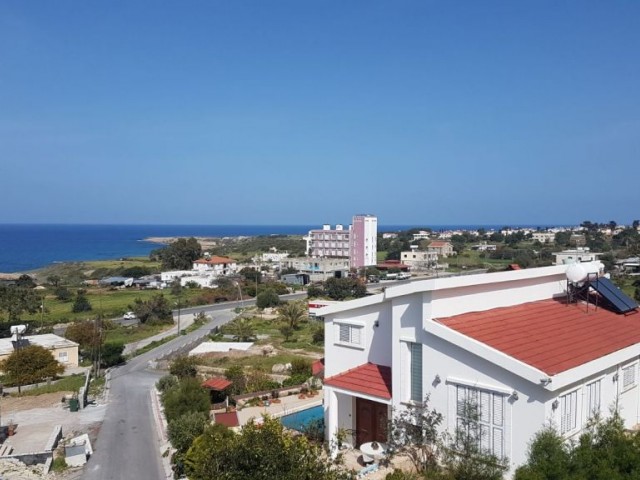 3+1 Villa mit privatem Pool in Karşıyaka mit herrlichem Berg- und Meerblick.