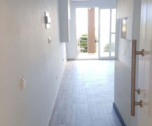 Alsancak Escape homes'da dağ ve deniz manzaralı bahçeli satılık  2+1 daire.