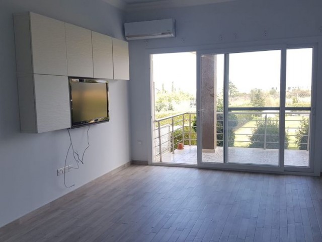 Alsancak Escape homes'da dağ ve deniz manzaralı bahçeli satılık  2+1 daire.