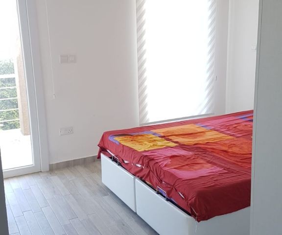 Alsancak Escape homes'da dağ ve deniz manzaralı bahçeli kiralık 2+1 daire.