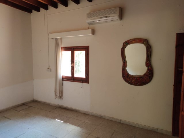 An Old Cypriot House with a Large Garden for Sale in Lapta ** 