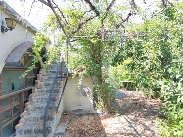 An Old Cypriot House with a Large Garden for Sale in Lapta ** 