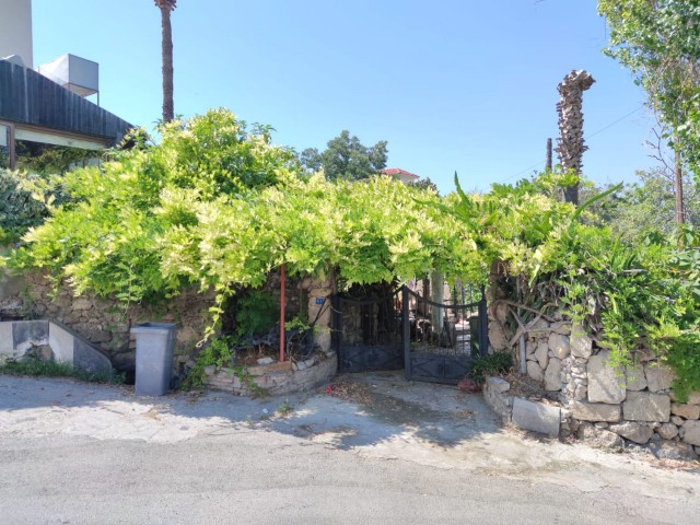 Altes zypriotisches Haus mit großem Garten zum Verkauf in Lapta ** 