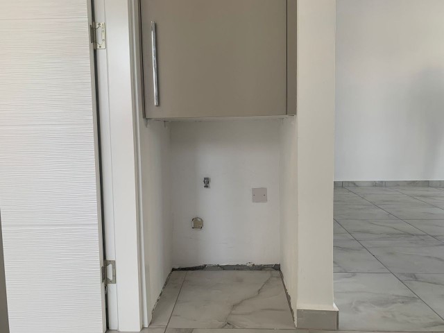 2+1 Wohnung In Nikosia Yenisehir ** 