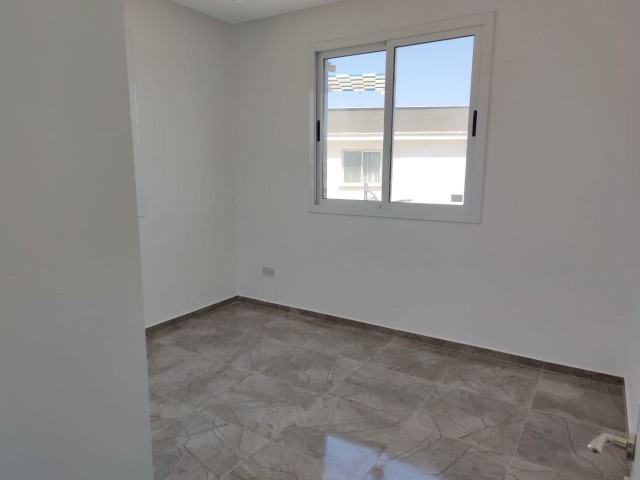 Karşıyaka'da Kiralık Denize Yürüme Mesafesinde Deniz Manzaralı Teraslı Yeni 3+1 Daire