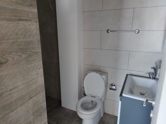 Karşıyaka'da Kiralık Denize Yürüme Mesafesinde Deniz Manzaralı Teraslı Yeni 3+1 Daire