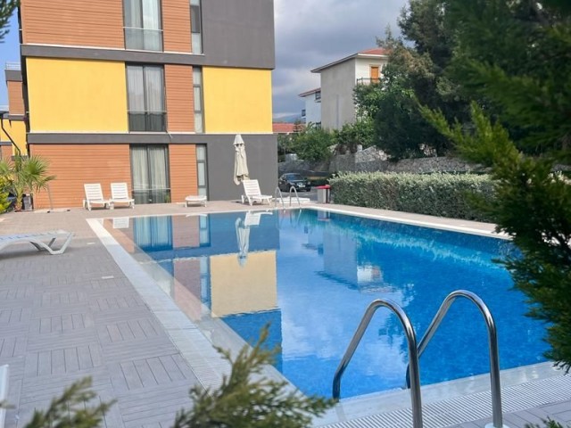 2+1 Wohnung zur Miete in einem Komplex mit Pool in Alsancak, Kyrenia