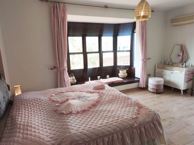 Alsancak'ta Full Eşyalı, Havuzlu 3+1 Villa