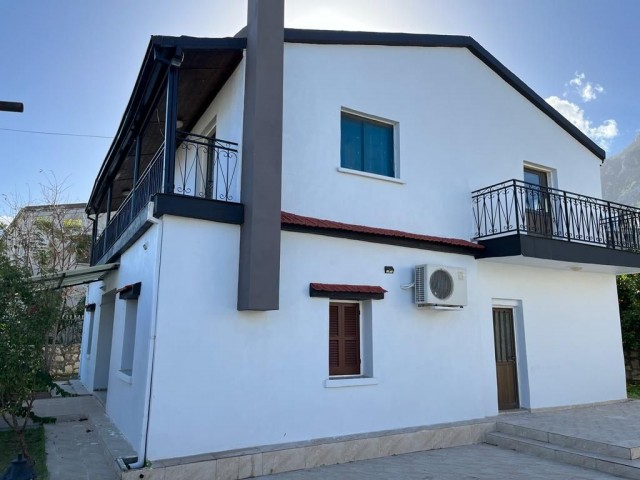 1 Villa und 2 Wohnungen zum Verkauf in Kyrenia Lapta auf einem 880 m² großen türkisch besiedelten Grundstück