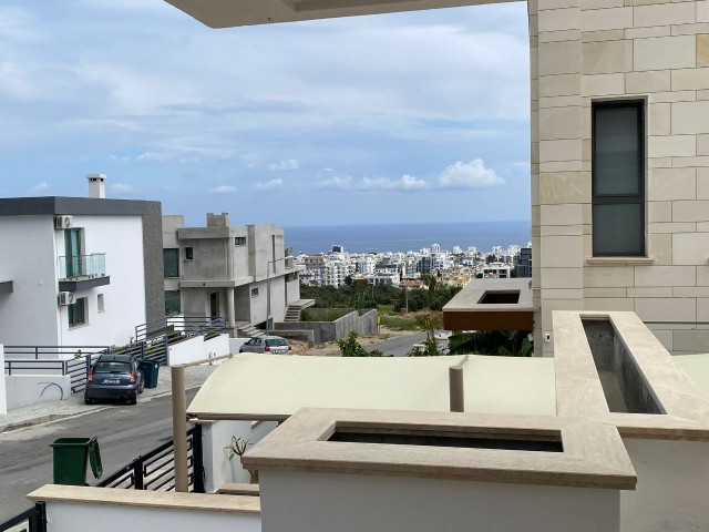 Girne Merkezde Lüks 3+1 Merkezi Konumlu, Deniz Manzaralı Havuzlu Villa