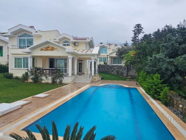 Alsancak gegenüber dem Necat British College 3+1 freistehende Villa mit Pool und Garten