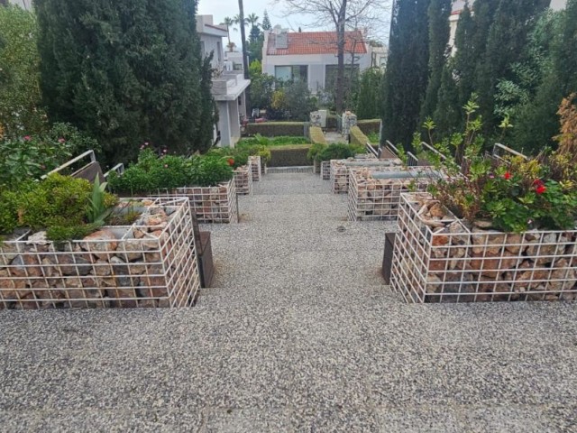 Алсанджак 2+1 Дуплексная двухквартирная вилла с большим садом