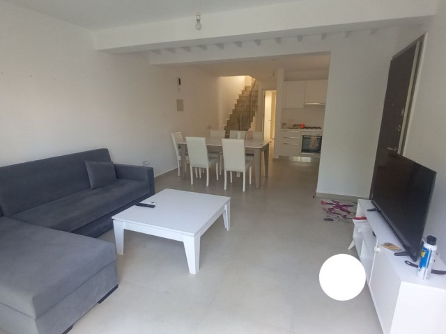 Alsancak 2+1 Duplex-Doppelhaushälfte mit großem Garten