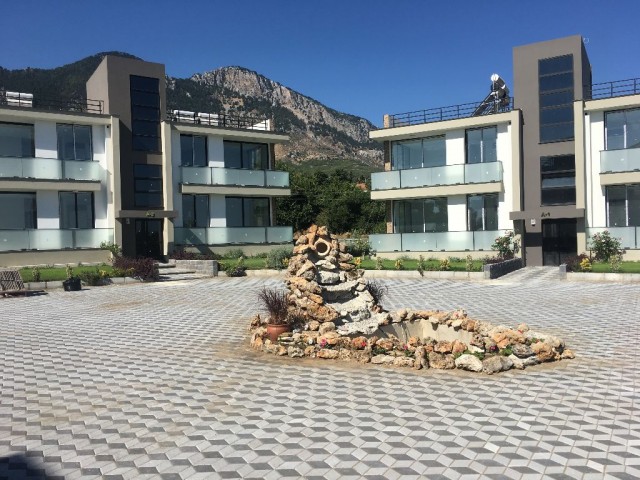 SOFORTIGE LIEFERUNG WOHNUNG MIT BLICK AUF DIE BERGE UND DAS MEER IN KYRENIA LAPTA ** 