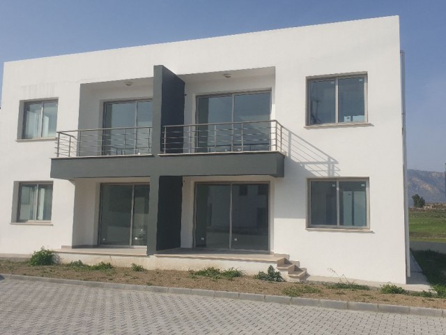 آپارتمان 2+1 با عنوان ترکی برای فروش توسط مالک (بدون مالیات بر ارزش افزوده) باغ 1 قطعه آخر طبقه همکف