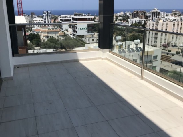 GİRNE MERKEZ’DE OLDUKÇA GÜZEL BİR KONUMA SAHİP DENİZ VE DAĞ MANZARALI SATILIK DUBLEKS PENTHOUSE DAİRE 150,000 STG