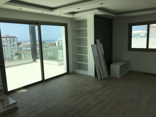 GİRNE MERKEZ’DE OLDUKÇA GÜZEL BİR KONUMA SAHİP DENİZ VE DAĞ MANZARALI SATILIK DUBLEKS PENTHOUSE DAİRE 150,000 STG