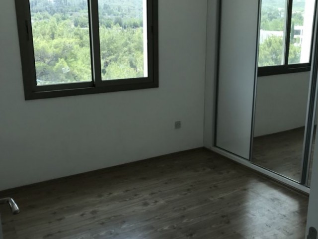 GİRNE MERKEZ’DE OLDUKÇA GÜZEL BİR KONUMA SAHİP DENİZ VE DAĞ MANZARALI SATILIK DUBLEKS PENTHOUSE DAİRE 150,000 STG