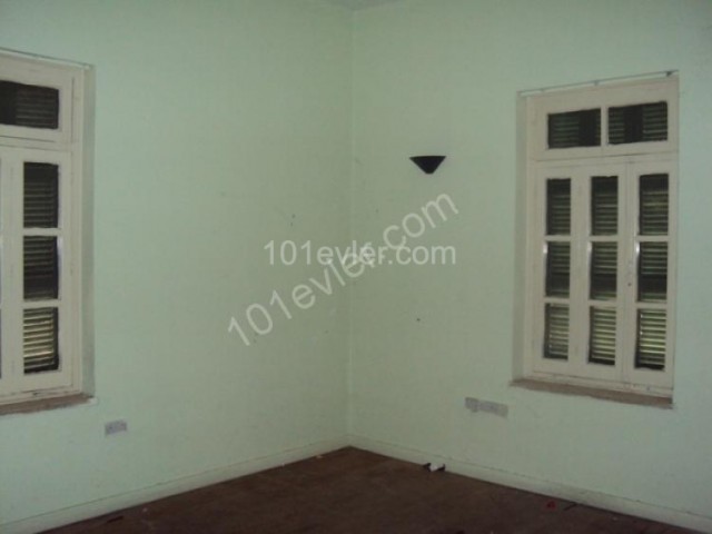 KÖŞKLÜÇİFTLİK'TE BAHÇELİ KİRALIK OFİS 800 GBP !!!