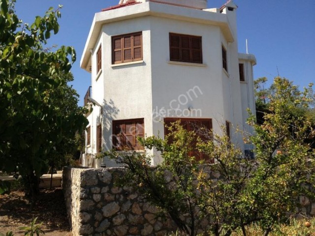 VILLA ZU VERKAUFEN Ein leidenschaftliches Leben erwartet Sie im Zauber von Grün und Blau mit herrlichem Berg- und Meerblick in Alsancak, Kyrenia 550.000 STG