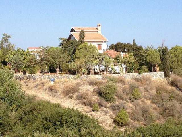 VILLA ZU VERKAUFEN Ein leidenschaftliches Leben erwartet Sie im Zauber von Grün und Blau mit herrlichem Berg- und Meerblick in Alsancak, Kyrenia 550.000 STG