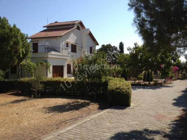 VILLA ZU VERKAUFEN Ein leidenschaftliches Leben erwartet Sie im Zauber von Grün und Blau mit herrlichem Berg- und Meerblick in Alsancak, Kyrenia 550.000 STG