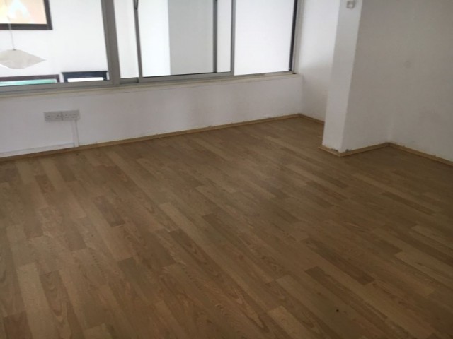 Lefkoşa Köşklüçüftlik’de 120 m2 Sende Katlı Kiralık İşyeri 550 STG