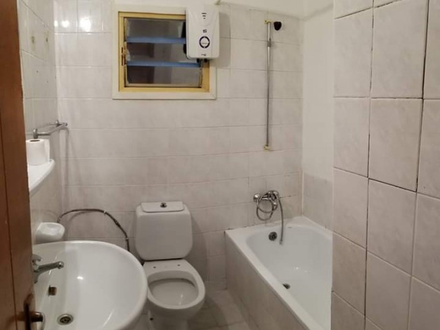 Lefkoşa Ortaköy'de Devlet hastahanesi yanında 3+1 130m2 kapalı alana sahip ara kat SATILIK apartman dairesi! 50.000 STG