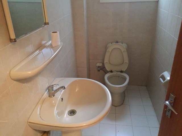 3+1 Wohnung zu verkaufen in Nikosia Yenisehir 130 m2 60,000 STG ** 