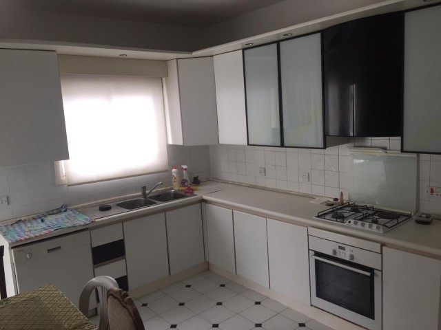 3+1 Wohnung zu verkaufen in Nikosia Yenisehir 130 m2 60,000 STG ** 