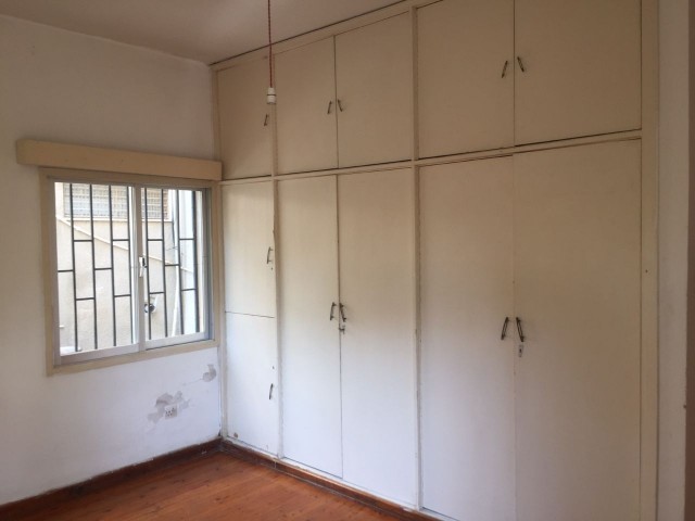 Lefkoşa Köşklüçiftlik'te Kiralık Zemin Kat 2+1 120 M2 Daire Aylık Ödemeli 220 STG