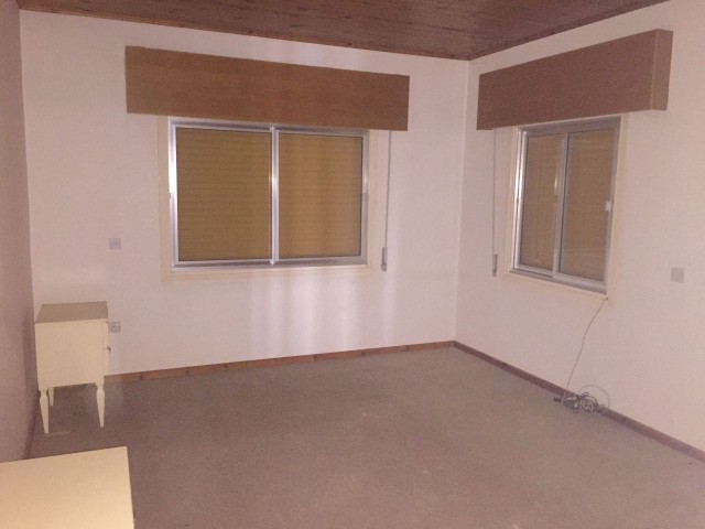 LEFKOŞA / YENİKENT SATILIK TÜRK MALI 3+1 HAVUZLU MÜSTAKİL EV 350M² 250,000 STG