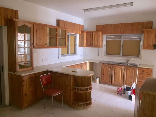 NIKOSIA / YENIKENT ZU VERKAUFEN 3+1 EINFAMILIENHAUS MIT POOL 350M2 250.000 STG ** 