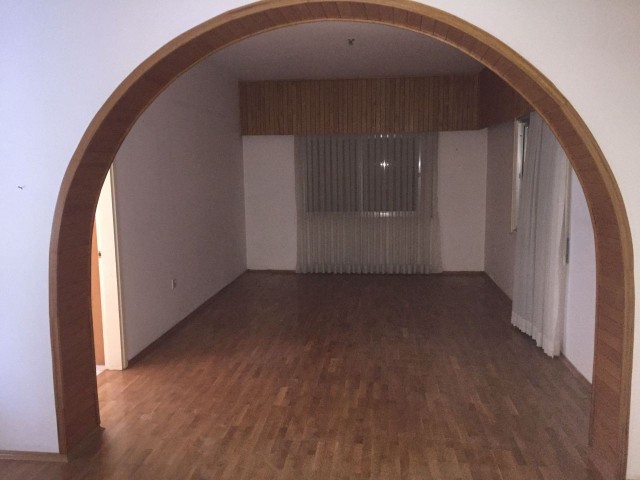 LEFKOŞA / YENİKENT SATILIK TÜRK MALI 3+1 HAVUZLU MÜSTAKİL EV 350M² 250,000 STG