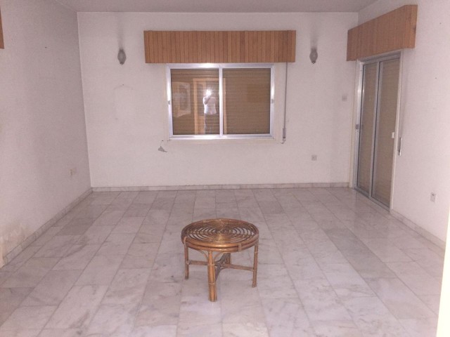 NIKOSIA / YENIKENT ZU VERKAUFEN 3+1 EINFAMILIENHAUS MIT POOL 350M2 250.000 STG ** 