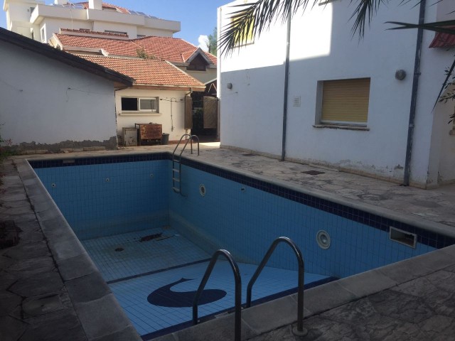 NIKOSIA / YENIKENT ZU VERKAUFEN 3+1 EINFAMILIENHAUS MIT POOL 350M2 250.000 STG ** 