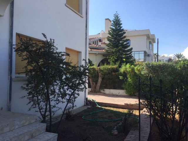 NIKOSIA / YENIKENT ZU VERKAUFEN 3+1 EINFAMILIENHAUS MIT POOL 350M2 250.000 STG ** 