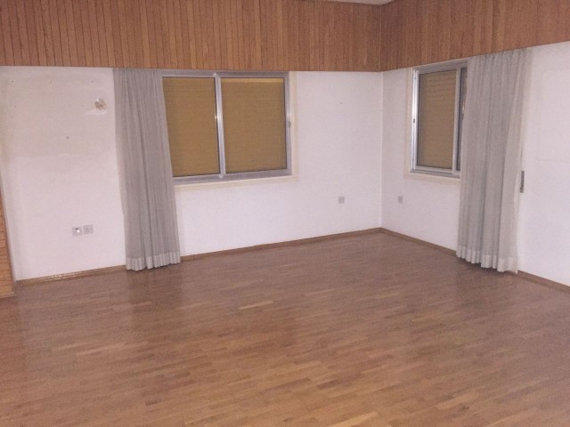 LEFKOŞA / YENİKENT SATILIK TÜRK MALI 3+1 HAVUZLU MÜSTAKİL EV 350M² 250,000 STG