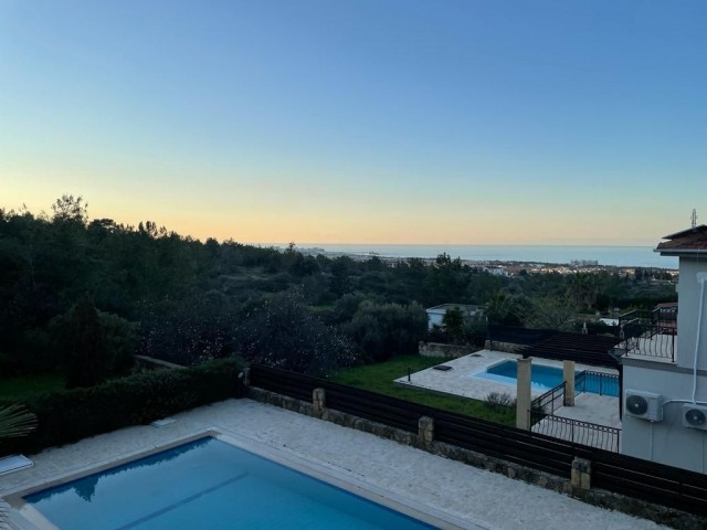 Einfamilienhaus mit Pool mit Berg - und Meerblick in chatalköy ** 