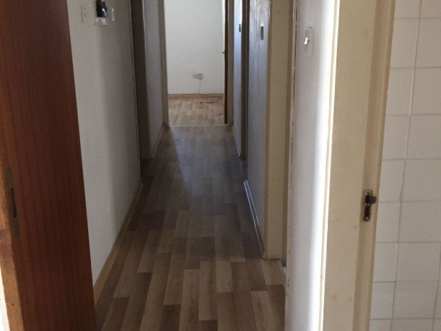 3-Zimmer-Wohnung Zum Verkauf In Kermiya Sozialwohnungen ** 