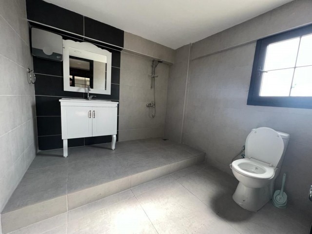 Lefkoşa Küçükkaymaklı'da Kiralık 360 M2 Sendeli İş Yeri 2.000 Stg