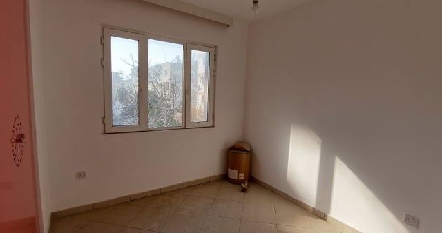 Girne Merkez'de Kiralık İşyeri Veya Ofis Olmaya Uygun  Daire