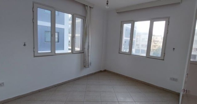 Girne Merkez'de Kiralık İşyeri Veya Ofis Olmaya Uygun  Daire