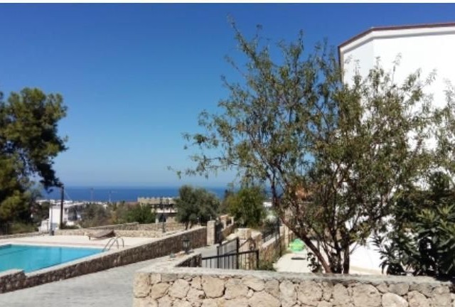 2+1 EINFAMILIENHAUS MIT GEMEINSCHAFTSPOOL ZU VERMIETEN IN KYRENIA/CHATALKÖY ** 